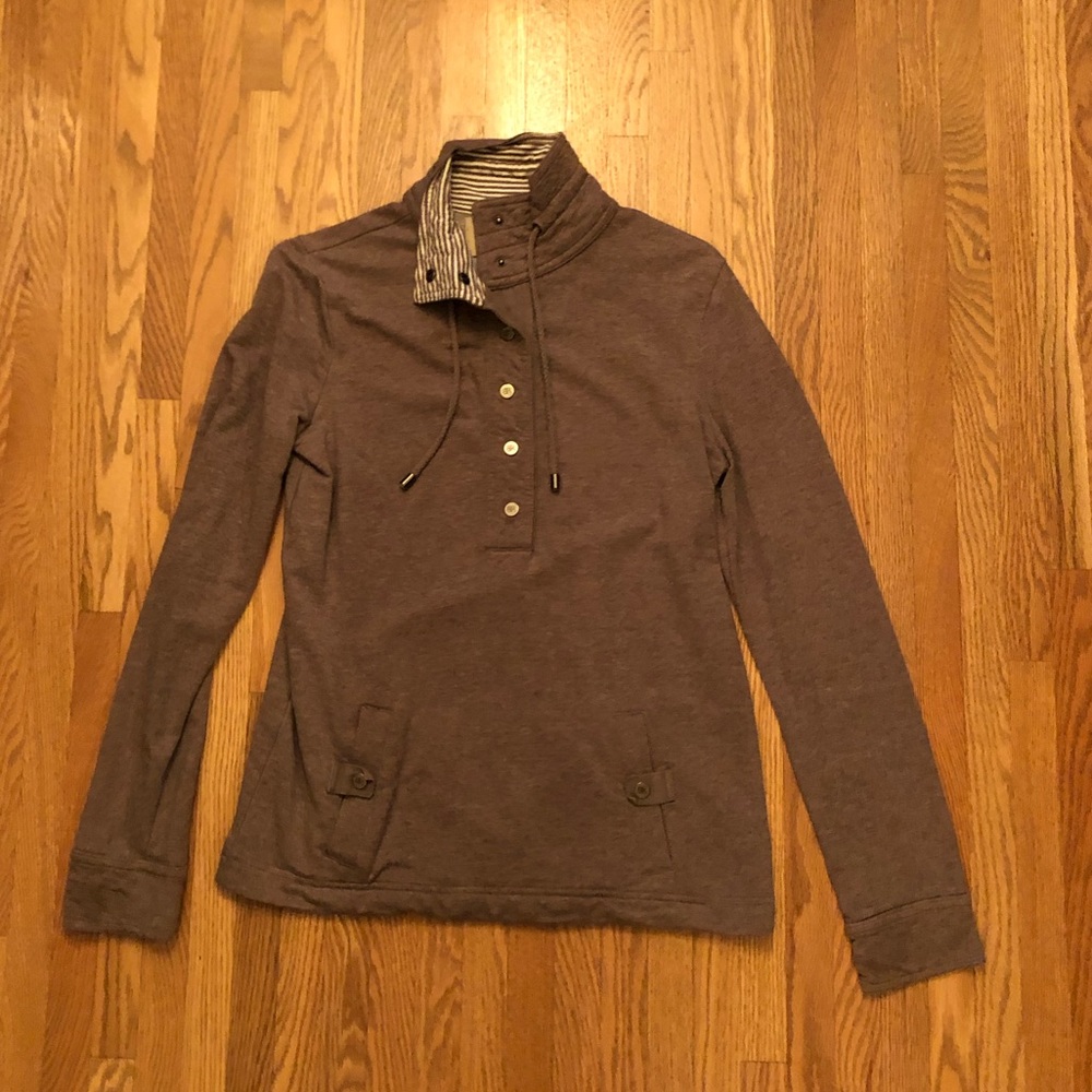 Crew neck sweatshirt with buttons